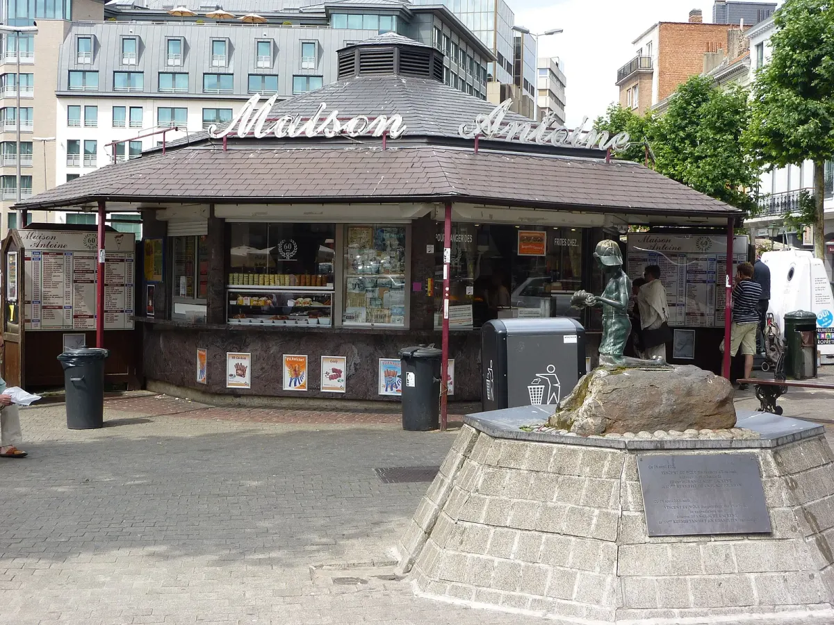 Façade d'une friterie en Wallonie, avec son comptoir et son enseigne